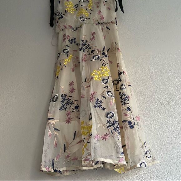 Donna Morgan V-Neck Sleeveless Blouson Back
Embroidered Mesh Dress Sz 4 yellow - Picture 7 of 13